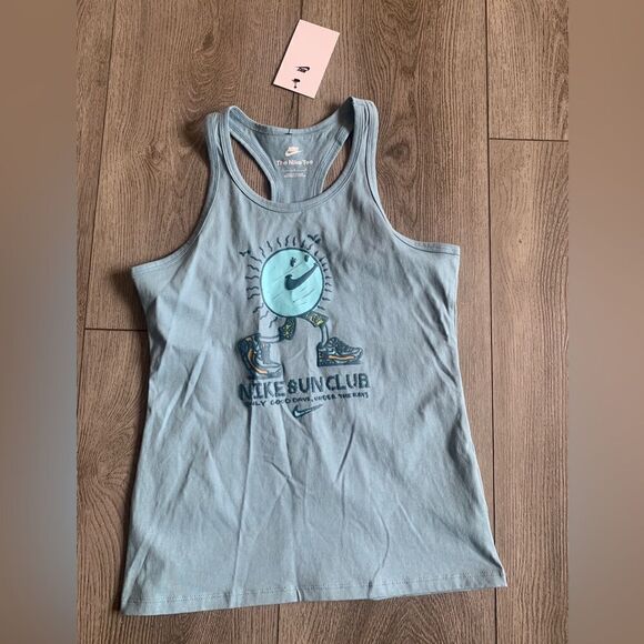 Nike  girls tank top with graphic sun. Beautiful for summer - Picture 1 of 5